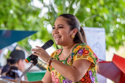 Mara Lezama y Mary Hernández entregan equipos agrícolas a mujeres y hombres de Quintana Roo