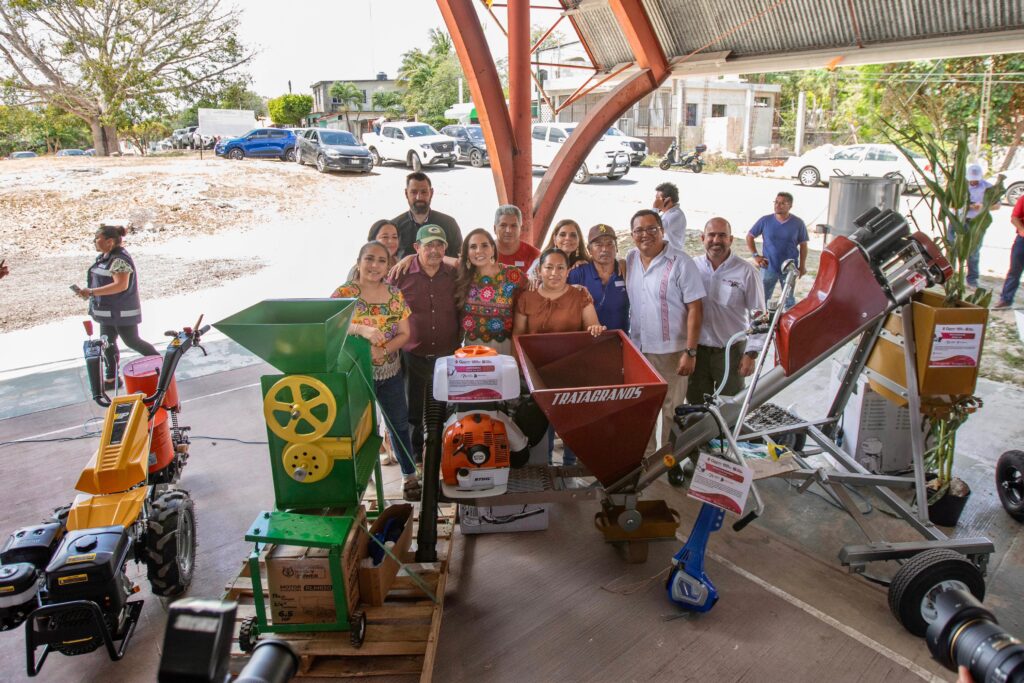 Mara Lezama y Mary Hernández entregan equipos agrícolas a mujeres y hombres de Quintana Roo