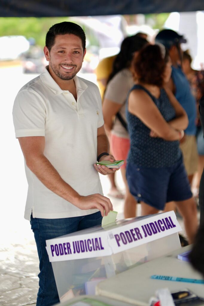 Renán Sánchez Tajonar participa en la histórica votación para elegir jueces y magistrados