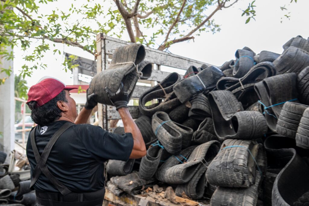 Para reducir la contaminación Gobierno de Cozumel saca de la isla más de 70 toneladas de llantas usadas