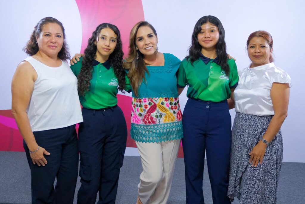 Abandera Mara Lezama a María Fernanda y a Annalí, del CONALEP Cancún III, quienes participarán en la Genius Olympiad 2025
