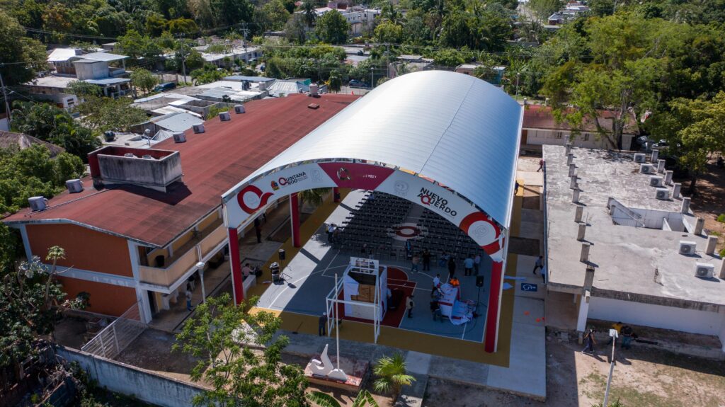 Entrega Mara Lezama su domo a 275 estudiantes de la secundaria "Ernesto Novelo y Novelo" en Bacalar