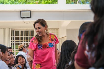Entrega Mara Lezama su domo a 275 estudiantes de la secundaria "Ernesto Novelo y Novelo" en Bacalar
