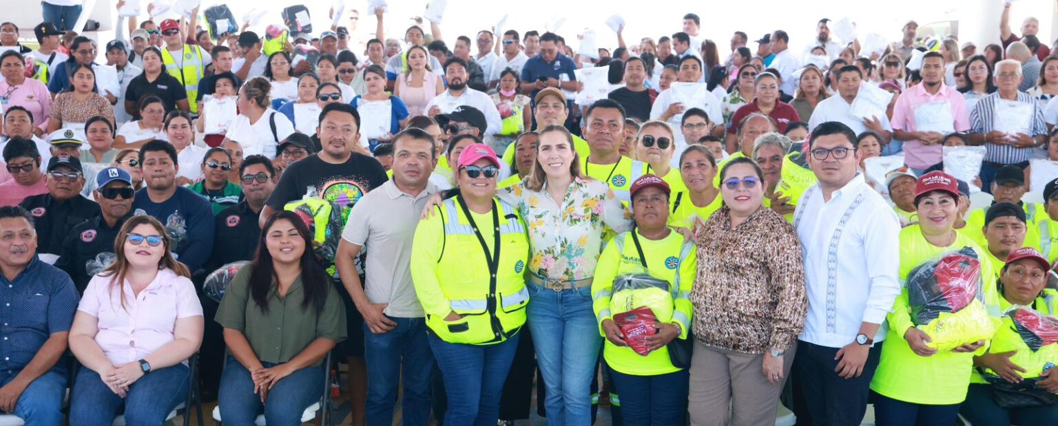 Gobierno de Isla Mujeres reconoce a su personal con entrega de uniformes y mejores condiciones laborales