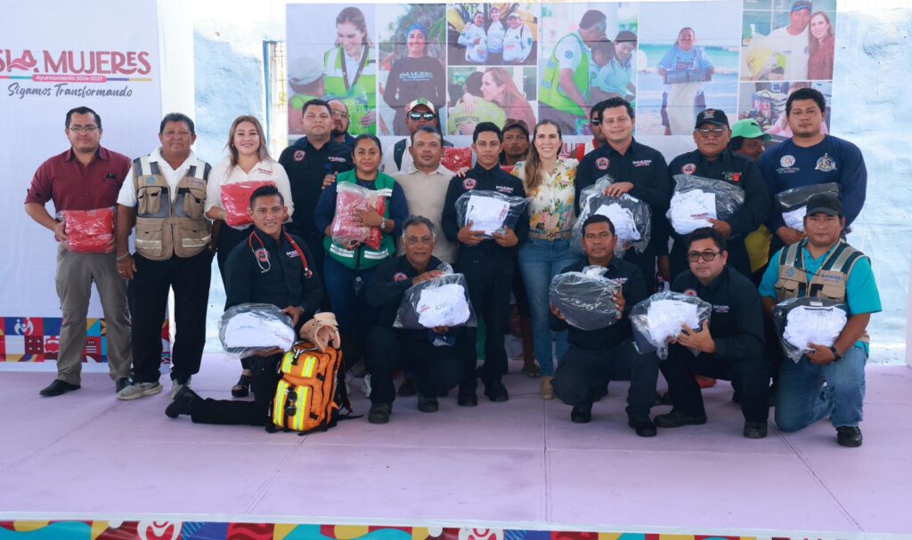Gobierno de Isla Mujeres reconoce a su personal con entrega de uniformes y mejores condiciones laborales