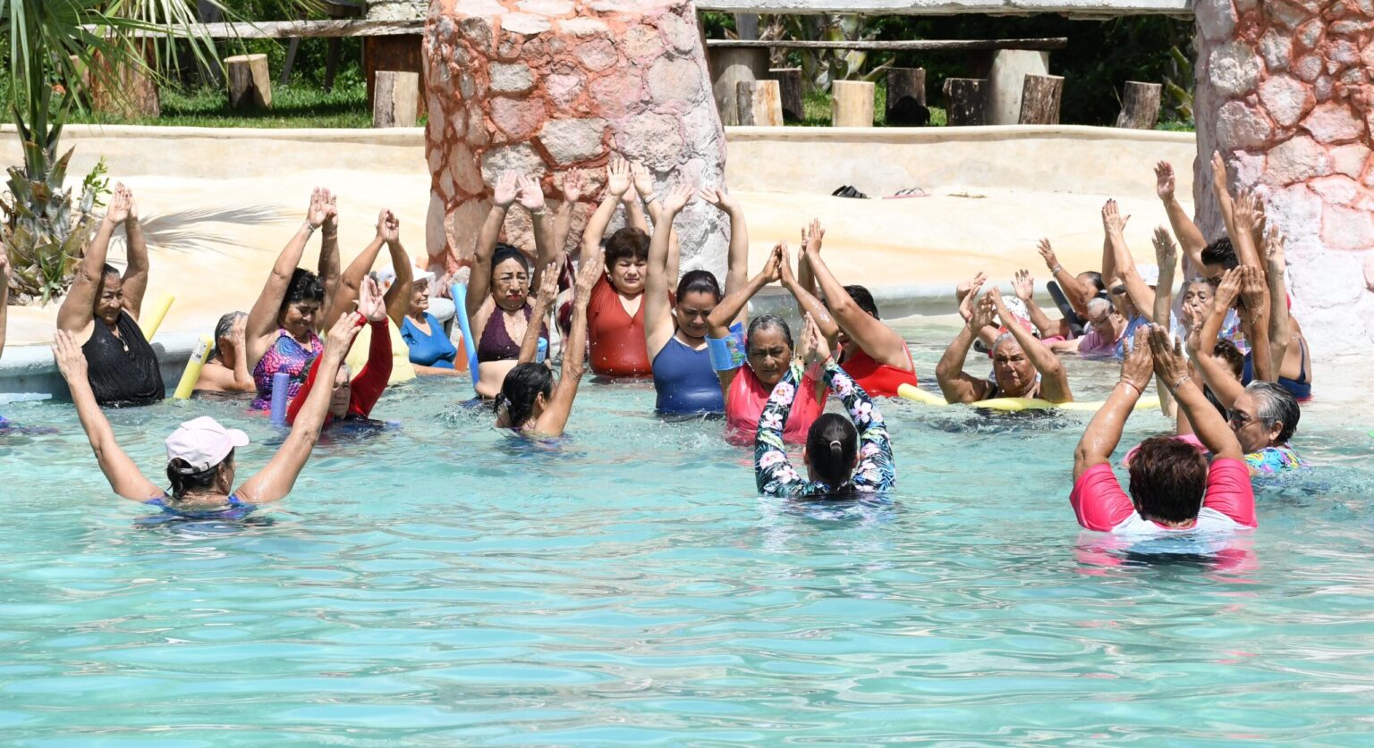DIF Felipe Carrillo Puerto promueve el bienestar integral de los adultos mayores con actividades recreativas y de hidroterapia