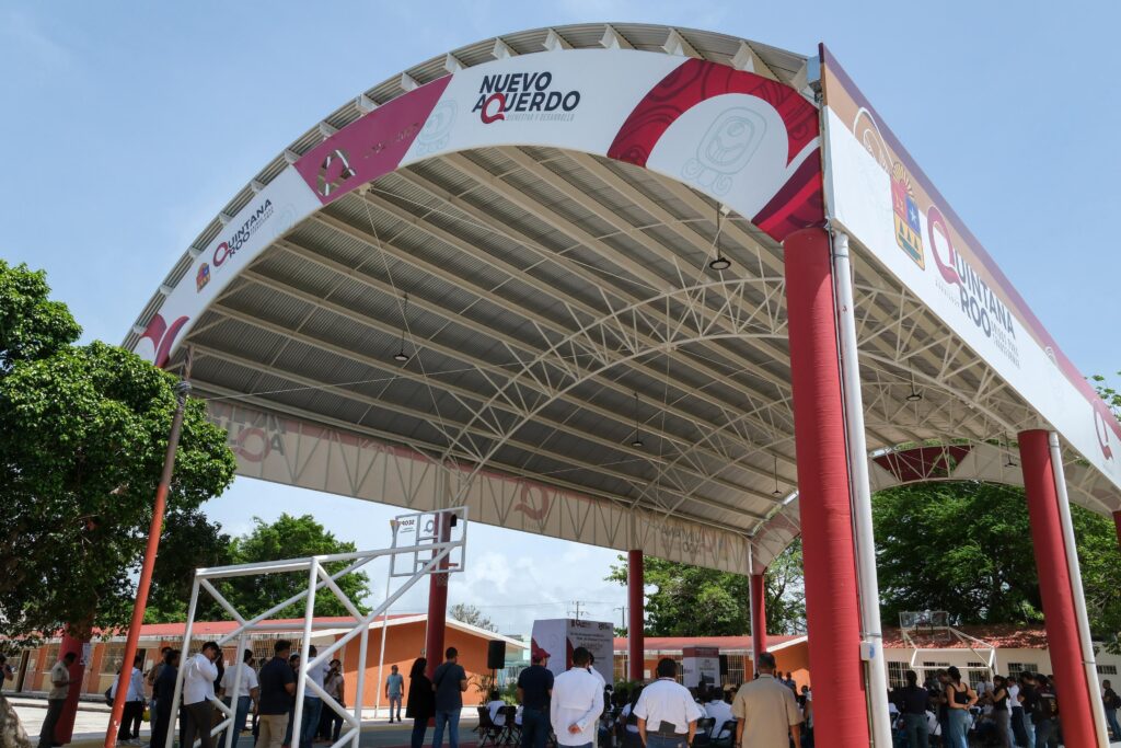 Después de casi 40 años sin protección, la escuela primaria “Forjadores de Quintana Roo” recibió de Mara Lezama domo nuevo