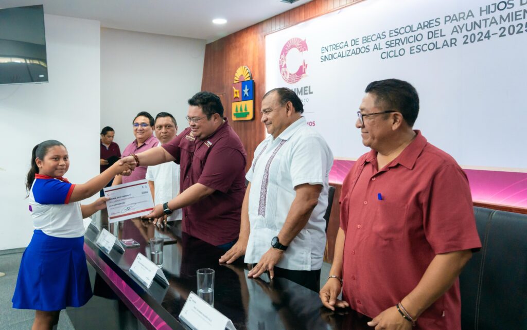 Chacón reafirma su compromiso con la educación al entregar becas a hijos de trabajadores sindicalizados al servicio del Ayuntamiento