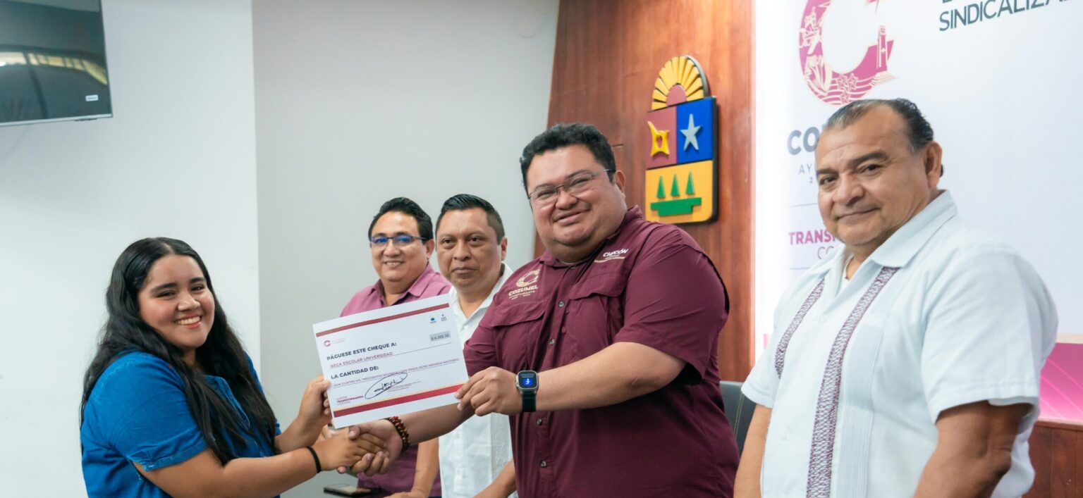 Chacón reafirma su compromiso con la educación al entregar becas a hijos de trabajadores sindicalizados al servicio del Ayuntamiento