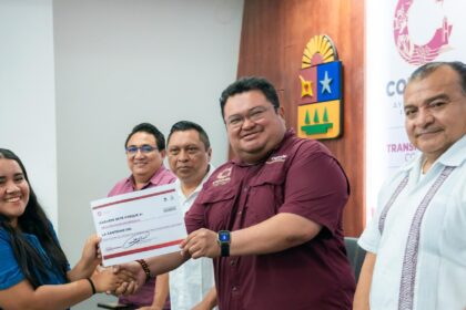 Chacón reafirma su compromiso con la educación al entregar becas a hijos de trabajadores sindicalizados al servicio del Ayuntamiento