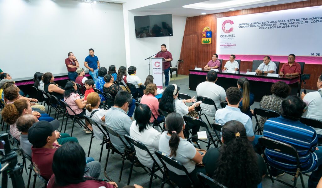 Chacón reafirma su compromiso con la educación al entregar becas a hijos de trabajadores sindicalizados al servicio del Ayuntamiento