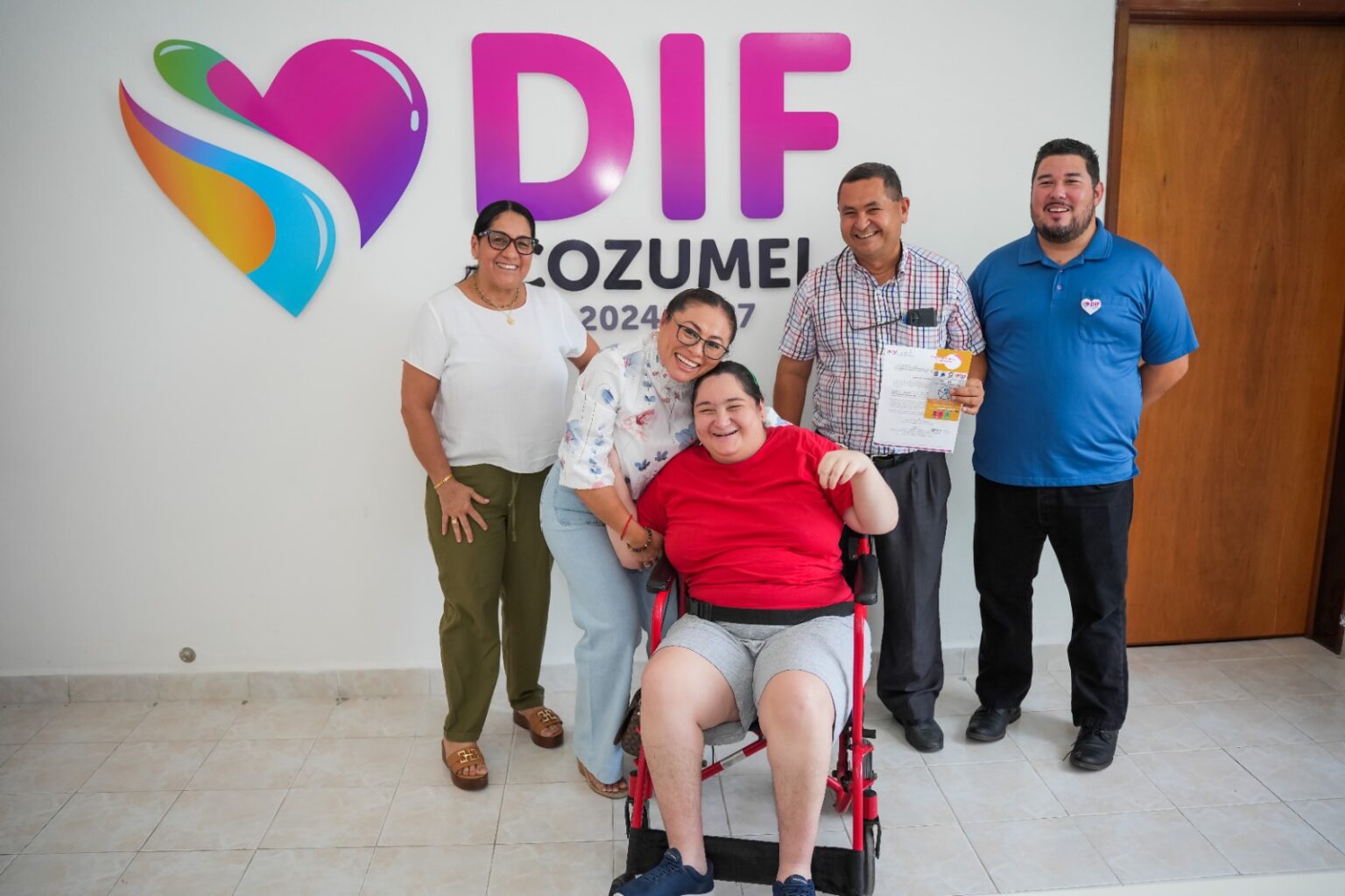 Diana Sosa entrega tarjetones de estacionamiento exclusivo a personas con discapacidad y adultos mayores