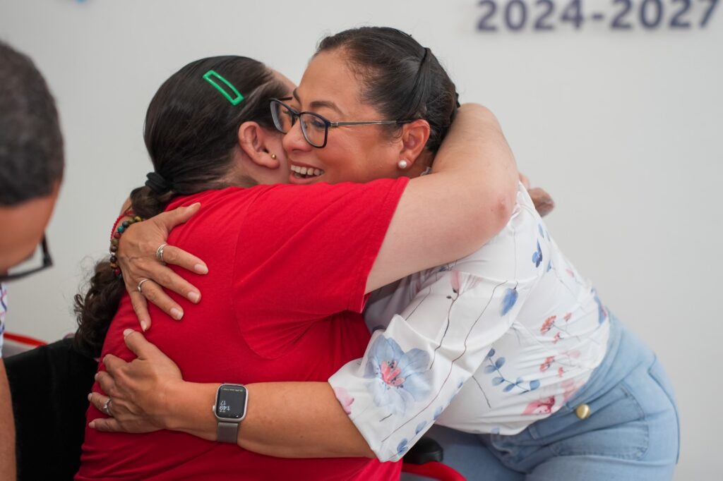 Diana Sosa entrega tarjetones de estacionamiento exclusivo a personas con discapacidad y adultos mayores