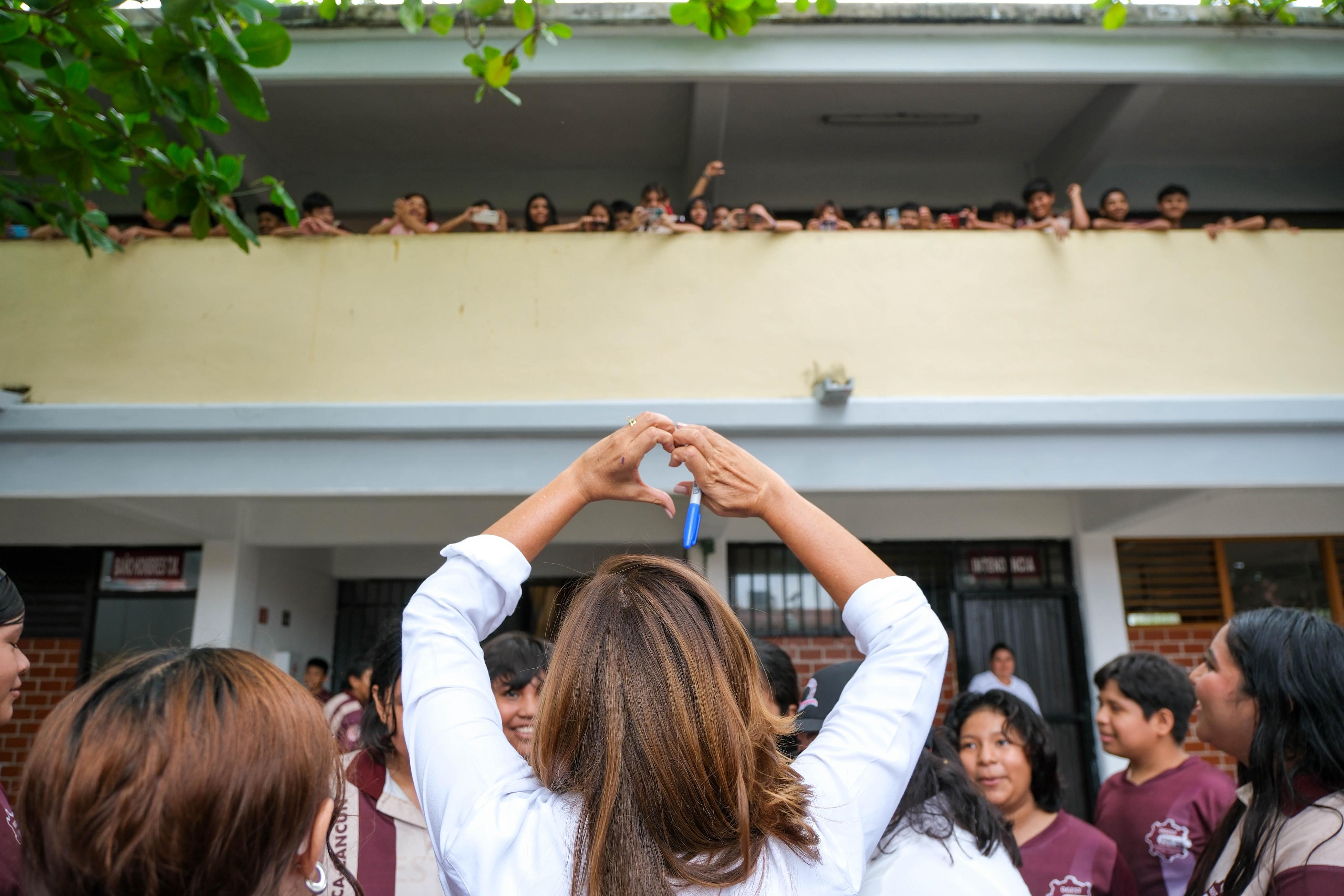 Atiende Mara Lezama solicitud de domo a estudiantes de la secundaria técnica 19 “Ciudades Hermanas Oaxaca-Cancún”