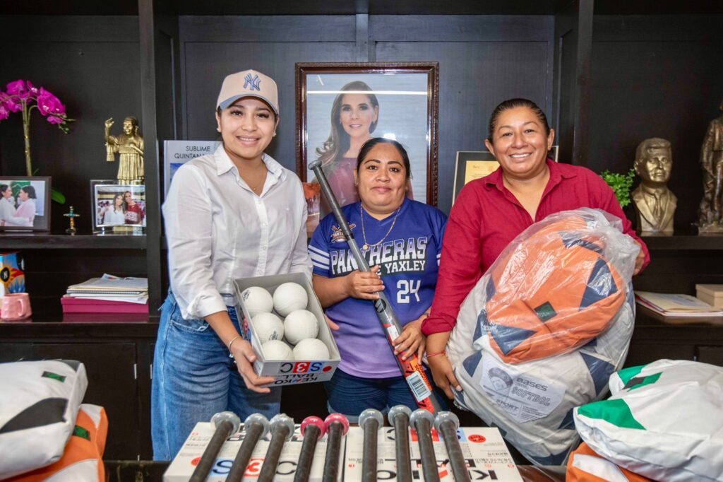 Mary Hernández entrega material deportivo para liga de Sóftbol femenil