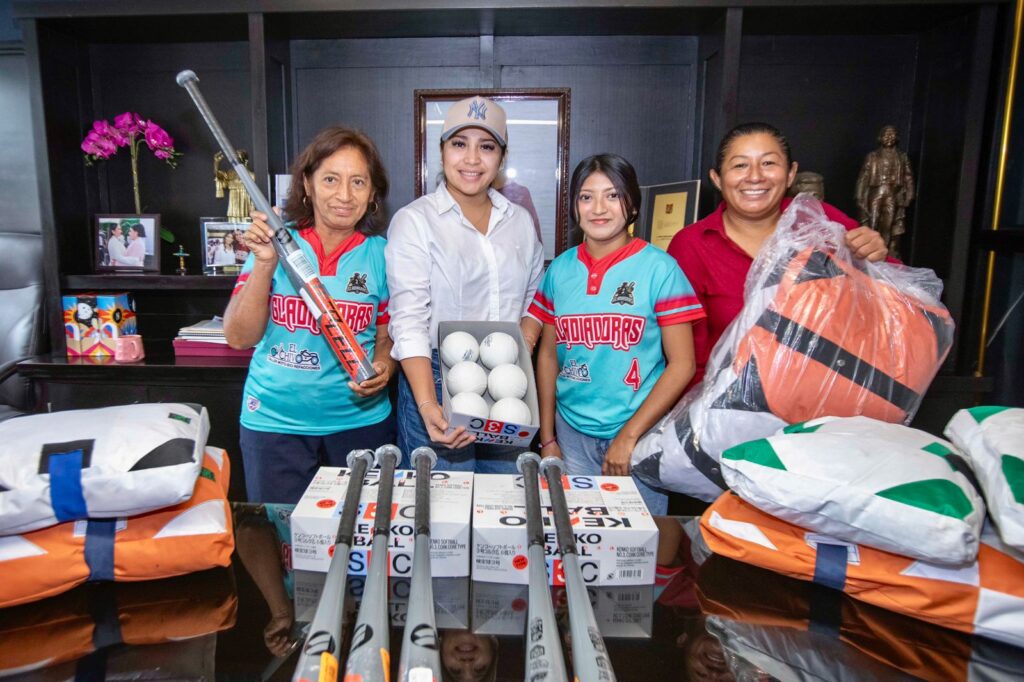 Mary Hernández entrega material deportivo para liga de Sóftbol femenil