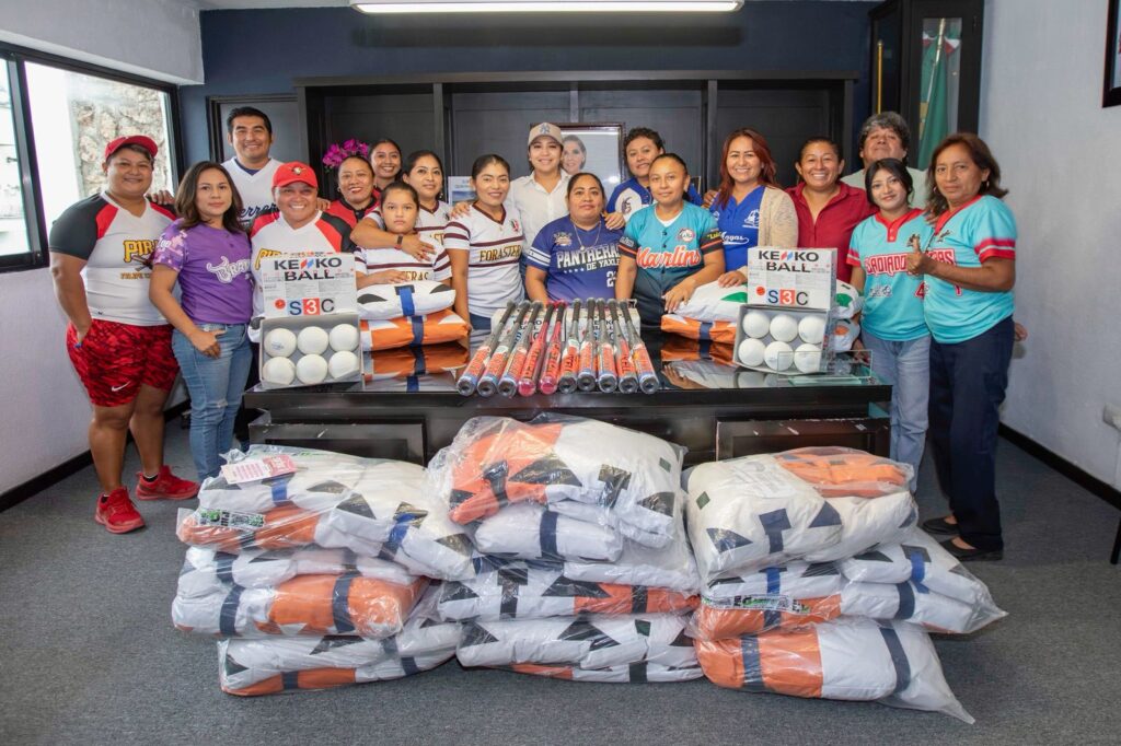 Mary Hernández entrega material deportivo para liga de Sóftbol femenil