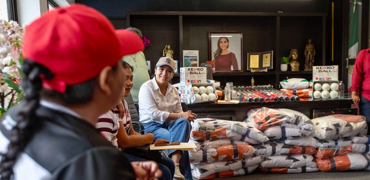 Mary Hernández entrega material deportivo para liga de Sóftbol femenil