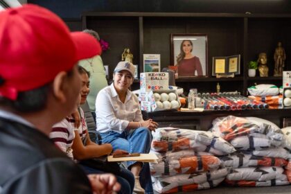 Mary Hernández entrega material deportivo para liga de Sóftbol femenil