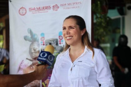 Atenea Gómez Ricalde presenta la cartelera oficial de las Fiestas de Fundación de Isla Mujeres 2025