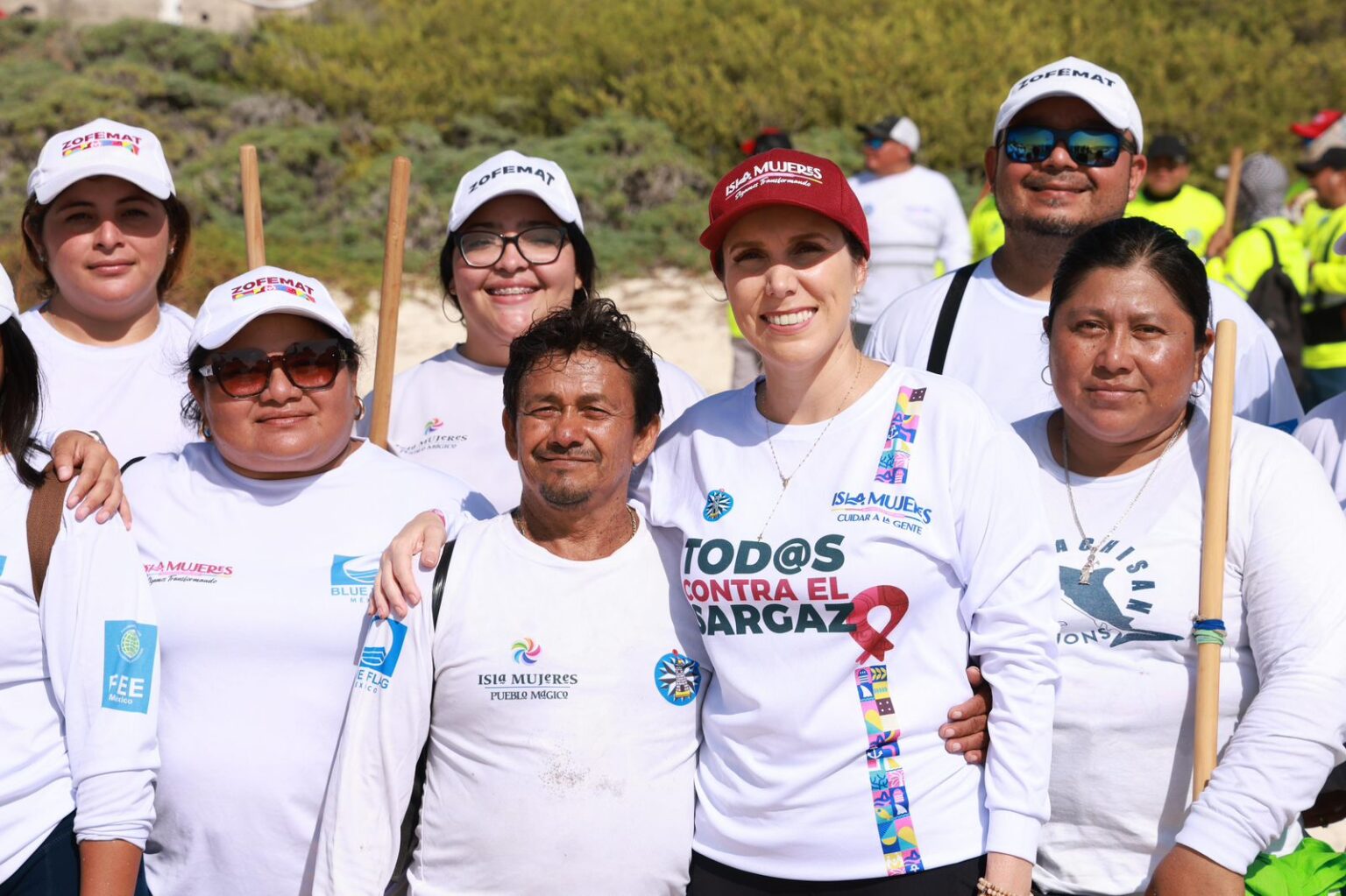 Gobierno de Isla Mujeres realiza jornada especial del Limpiatón en playa del Mar Caribe