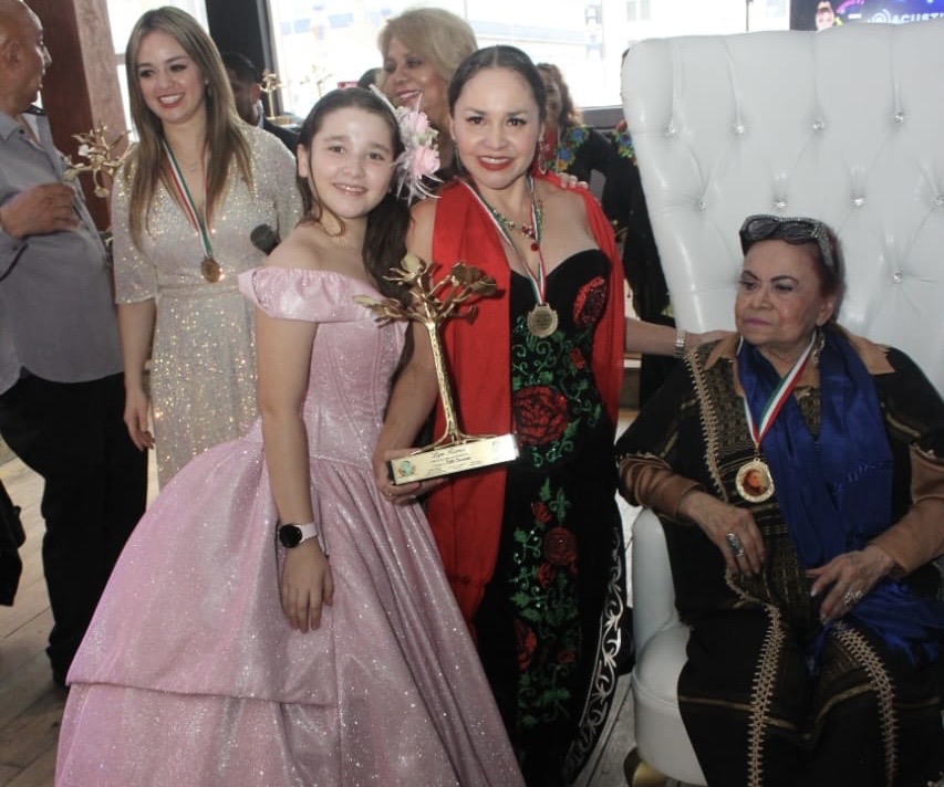 Edith Encalada y Nura Francis reciben la medalla honorífica Lupita Ramos
