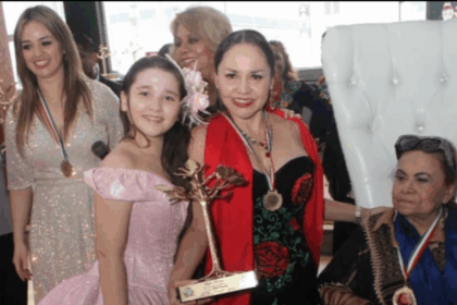 Edith Encalada y Nura Francis reciben la medalla honorífica Lupita Ramos