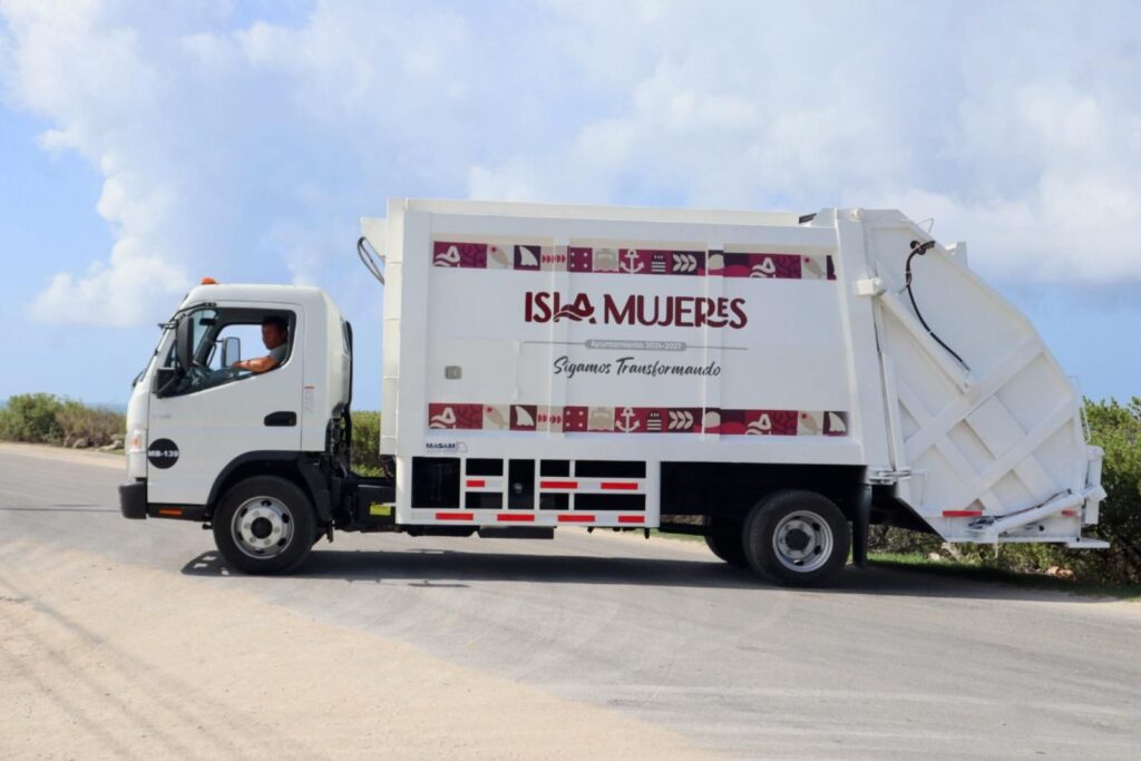 Atenea Gómez Ricalde renueva servicio de recolección en Isla Mujeres con cuatro nuevos camiones