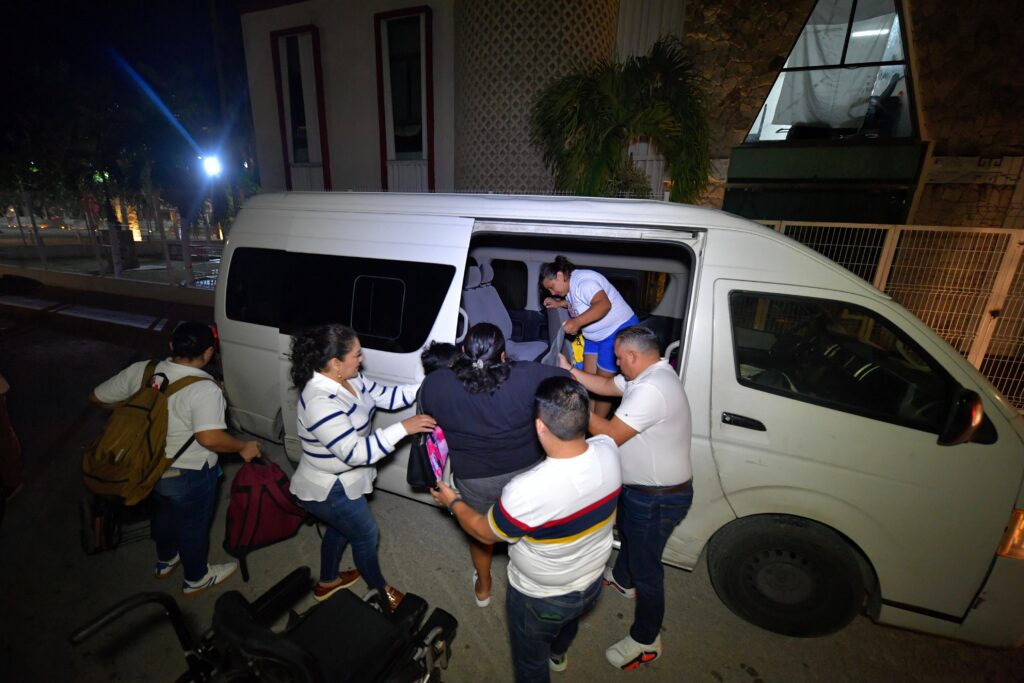 Sistema DIF traslada a personas vulnerables a su atención médica