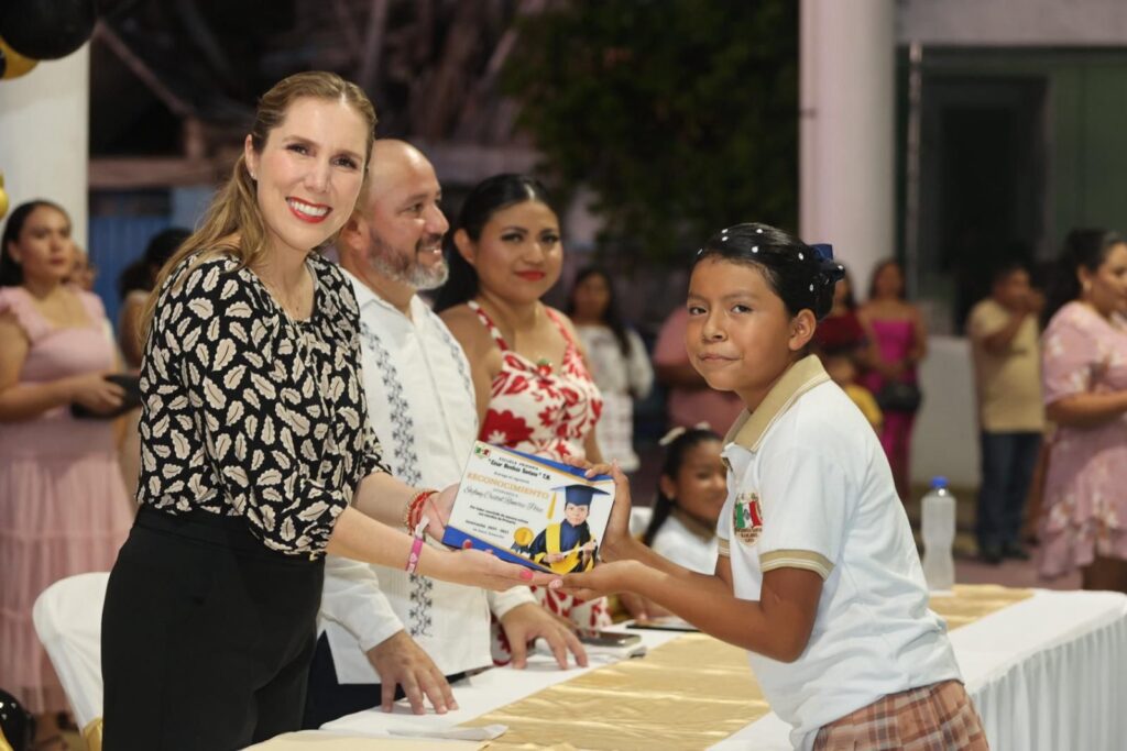 Con cercanía y cariño, Atenea Gómez acompaña a la niñez de Isla Mujeres en el cierre de su ciclo escolar