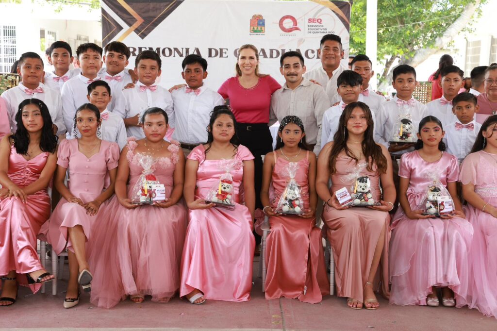 Con cercanía y cariño, Atenea Gómez acompaña a la niñez de Isla Mujeres en el cierre de su ciclo escolar