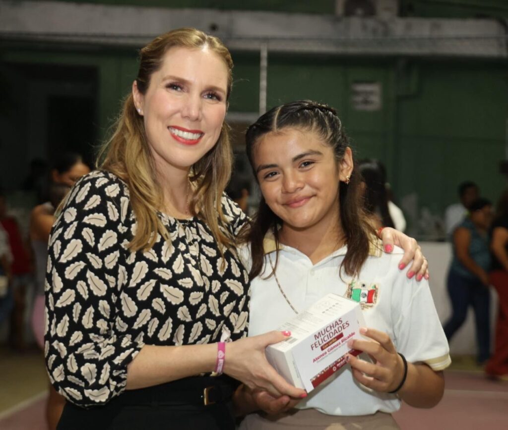 Con cercanía y cariño, Atenea Gómez acompaña a la niñez de Isla Mujeres en el cierre de su ciclo escolar