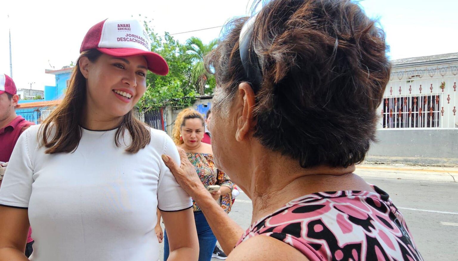 Anahí González y Andrea González realizan jornada de descacharrización en calles de la Región 96 en Cancún