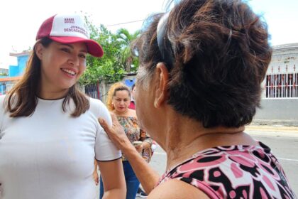 Anahí González y Andrea González realizan jornada de descacharrización en calles de la Región 96 en Cancún
