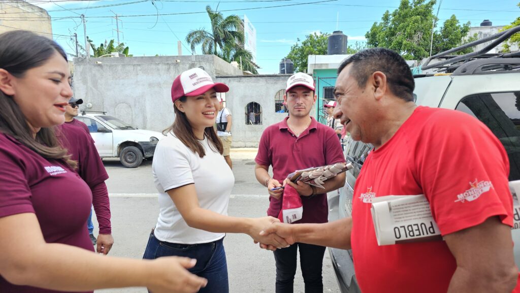 Anahí González y Andrea González realizan jornada de descacharrización en calles de la Región 96 en Cancún