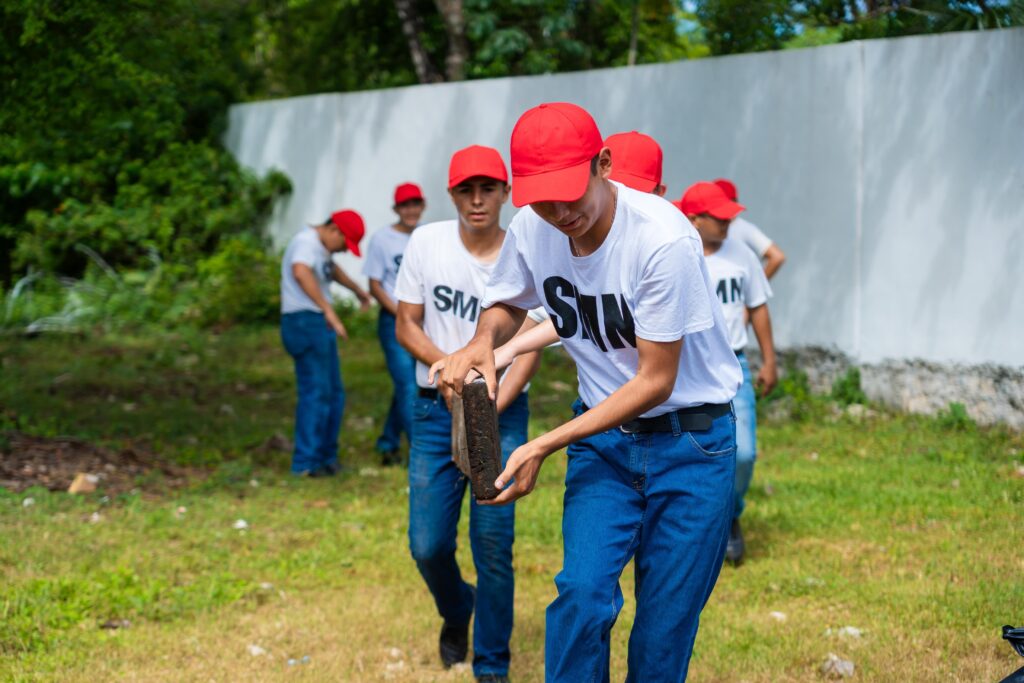 Chacón atiende solicitud ciudadana con jornada de limpieza en la colonia Félix González