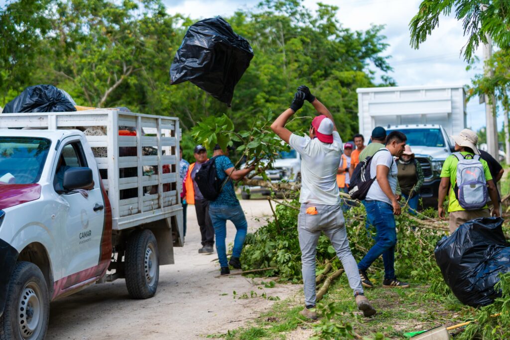 Chacón atiende solicitud ciudadana con jornada de limpieza en la colonia Félix González