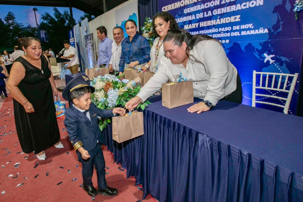Mary Hernández amadrina a infantes de estancia infantil DIF-FCP
