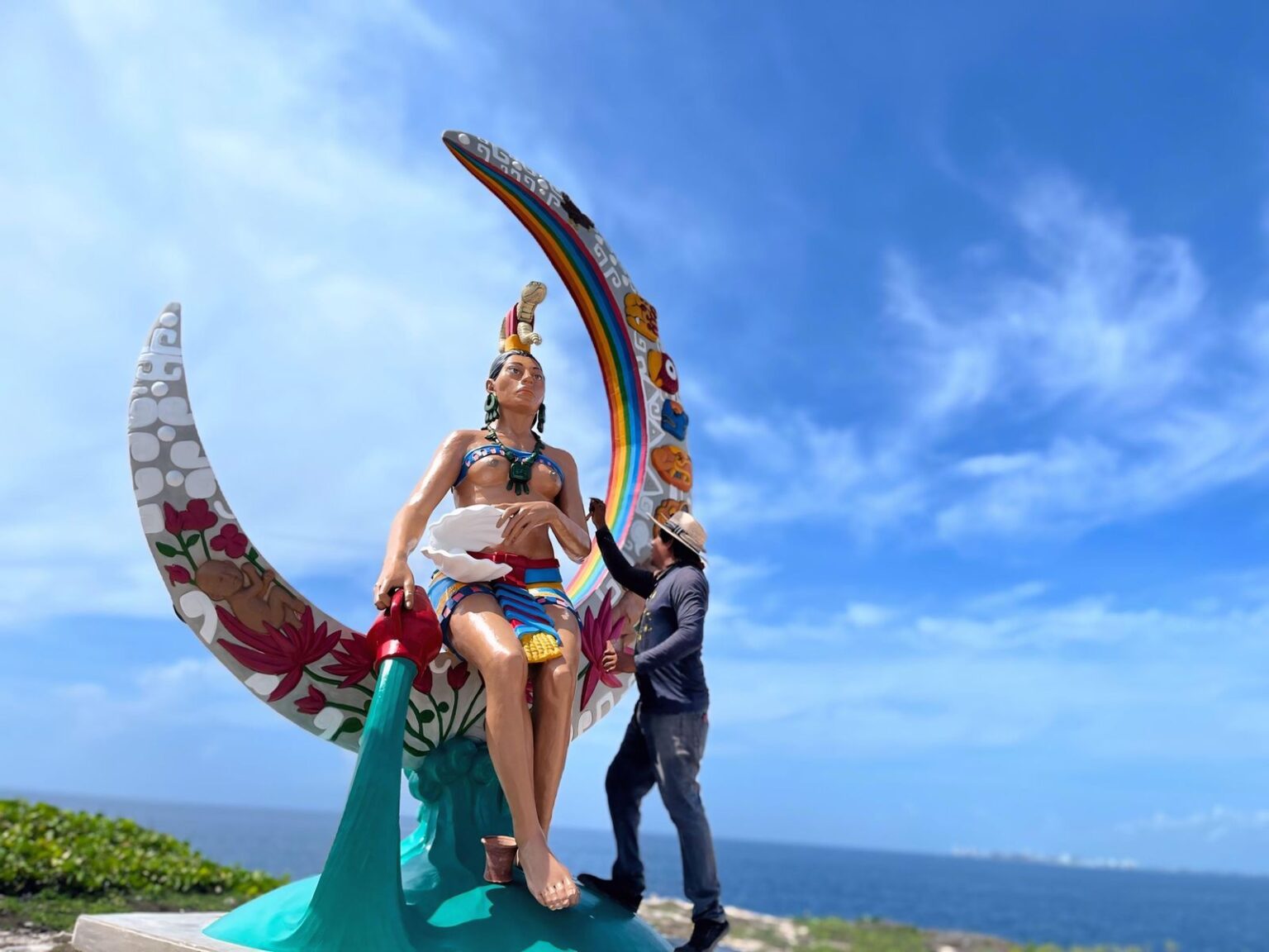 Gobierno de Isla Mujeres da mantenimiento a las esculturas de Punta Sur