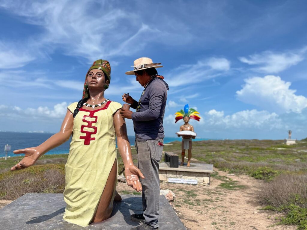 Gobierno de Isla Mujeres da mantenimiento a las esculturas de Punta Sur