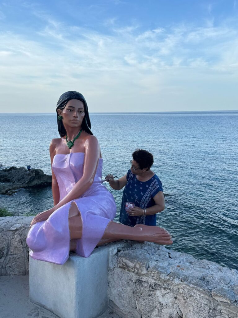 Gobierno de Isla Mujeres da mantenimiento a las esculturas de Punta Sur