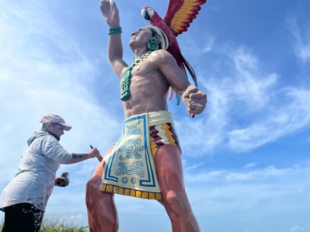 Gobierno de Isla Mujeres da mantenimiento a las esculturas de Punta Sur