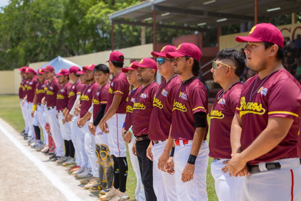 Mary Hernández inaugura amistoso de béisbol entre Mayas y Broncos