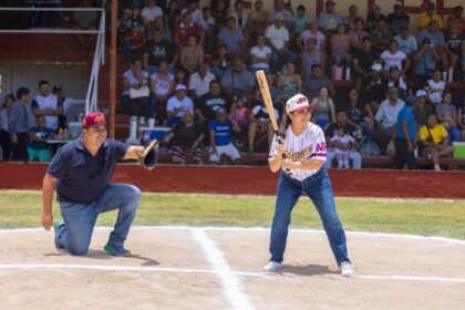 Mary Hernández inaugura amistoso de béisbol entre Mayas y Broncos