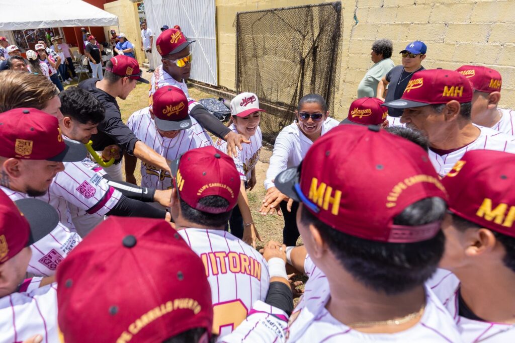 Mary Hernández inaugura amistoso de béisbol entre Mayas y Broncos