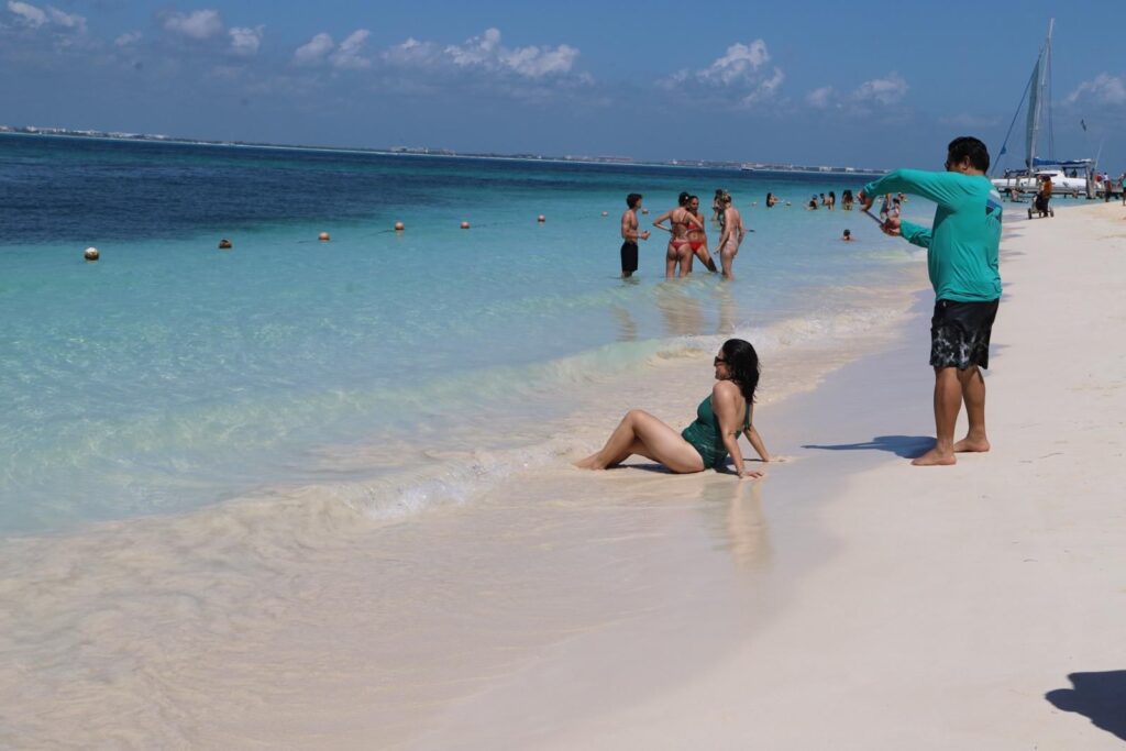 Atenea Gómez Ricalde supervisa trabajos de limpieza en las playas de Isla Mujeres