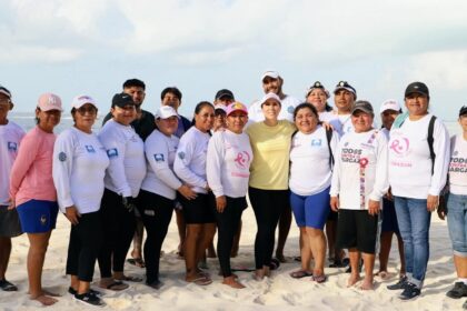 Atenea Gómez Ricalde supervisa trabajos de limpieza en las playas de Isla Mujeres