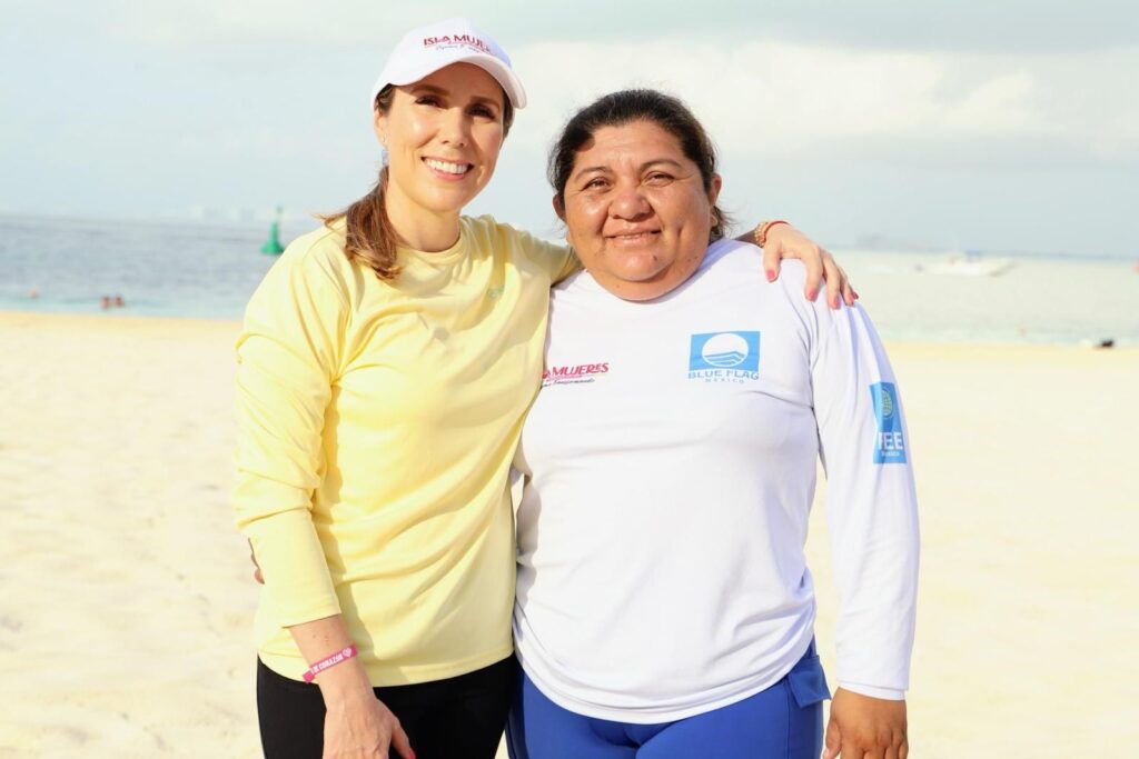 Atenea Gómez Ricalde supervisa trabajos de limpieza en las playas de Isla Mujeres