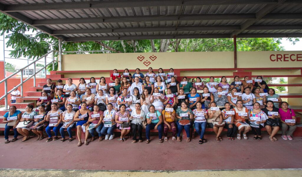 Mara Lezama y Mary Hernández entregan tarjetas del Fondo de Infraestructura Social para Pueblos o Comunidades indígenas y Afromexicanas