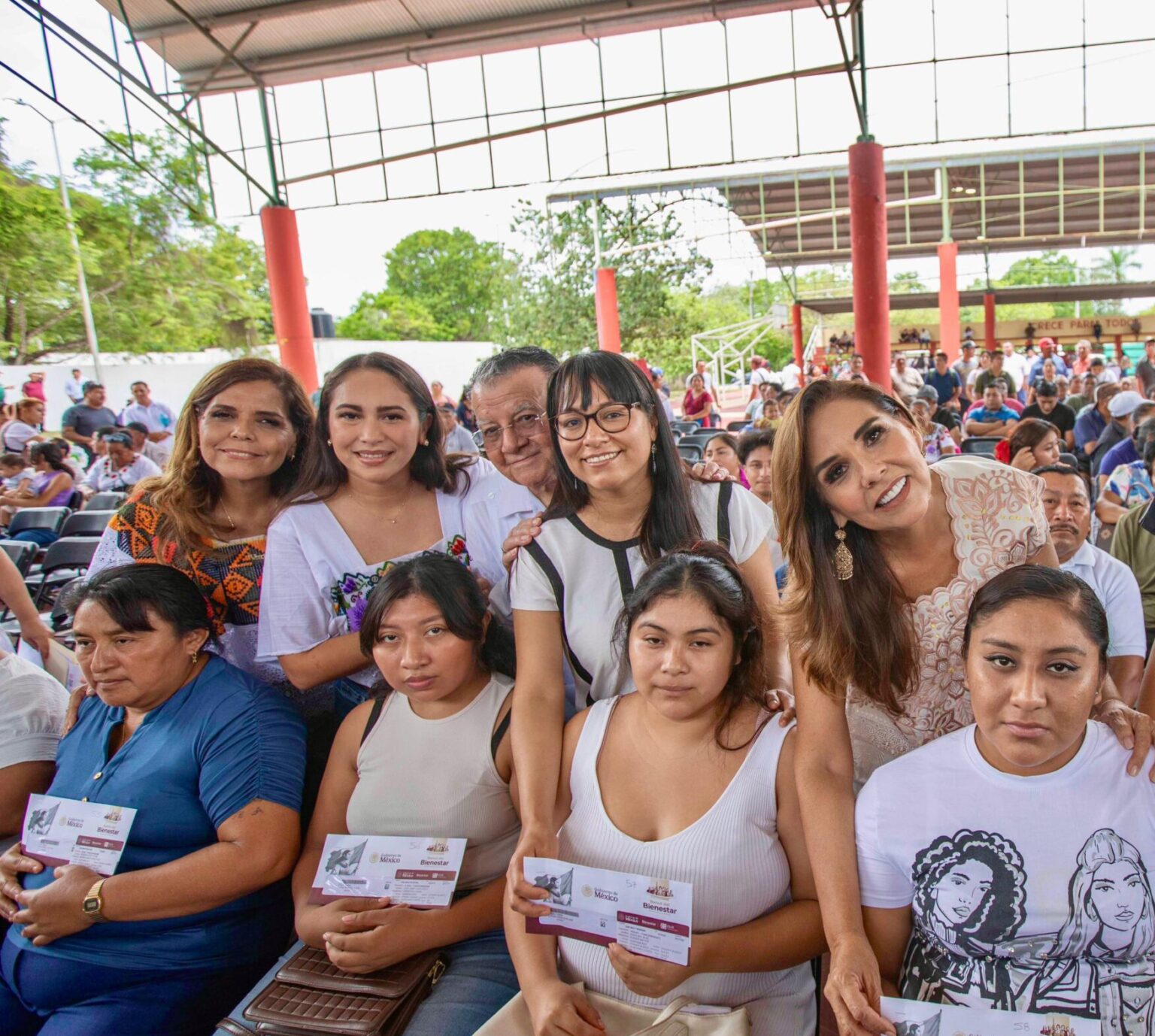 Mara Lezama y Mary Hernández entregan tarjetas del Fondo de Infraestructura Social para Pueblos o Comunidades indígenas y Afromexicanas